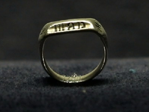 «Puy du Fou»::Rencontre et interview avec le fondateur du parc, Philippe de Villiers. Visite et enregistrement de l’anneau, unique relique existant de Jeanne d’Arc.