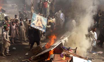 Quema objetos religiosos pakistan